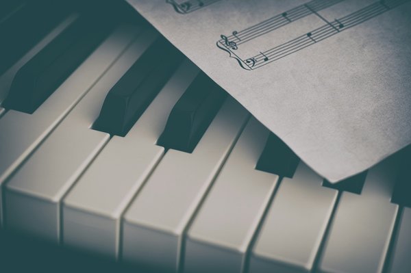 Explorez les meilleures astuces pour bien jouer piano et voix